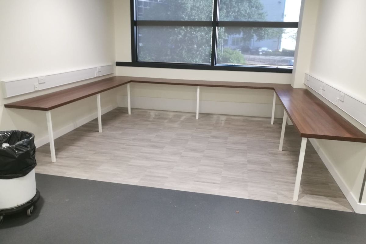 u shaped hot desk