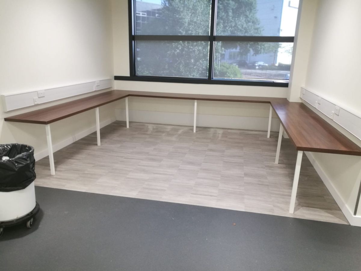 u shaped hot desk